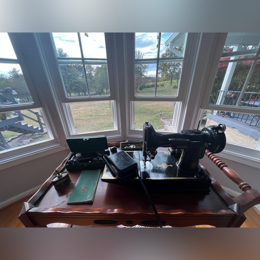 Vintage Singer Featherweight 221-1 Sewing Machine